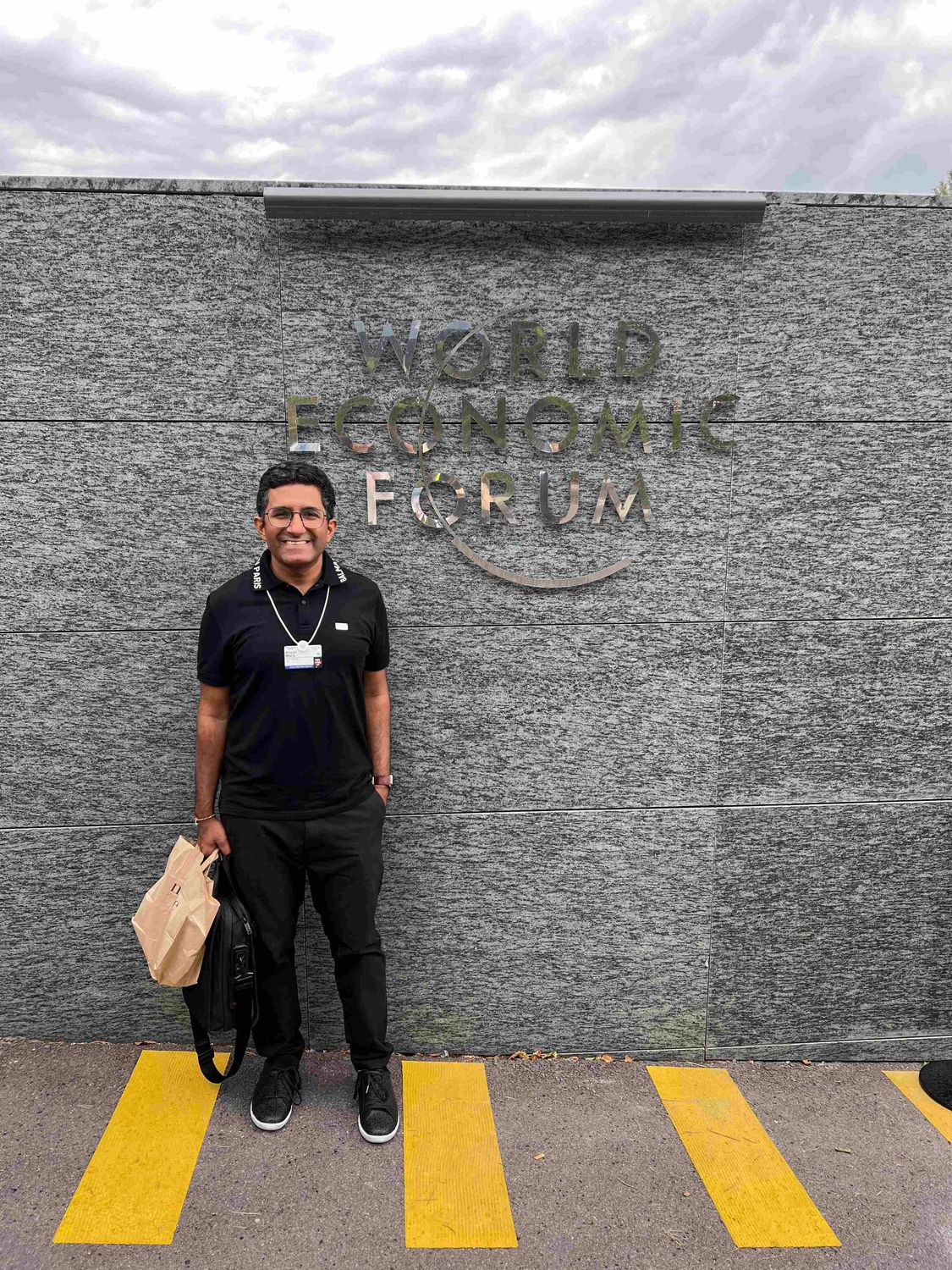 Dr Ritesh Malik Logo